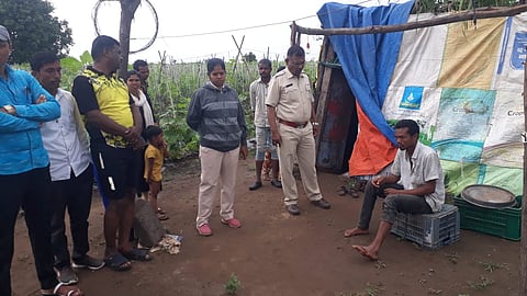 पिंपरखेड येथे बिबट्याच्या हल्ल्यात जखमी झालेल्या तरूणाची घटनास्थळी माहिती घेताना वन अधिकारी. दुसऱ्या छायाचित्रात तरुणाच्या पायाला बिबट्याने घेतलेला चावा. (छाया : आबाजी पोखरकर)