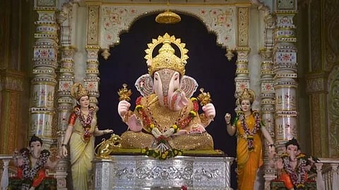 पुणे : सामूहिक सुर्यनमस्कारातून दगडूशेठ गणपतीला मानवंदना