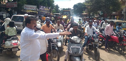 ..आणि आमदार मोहिते पाटील उतरले रस्त्यावर