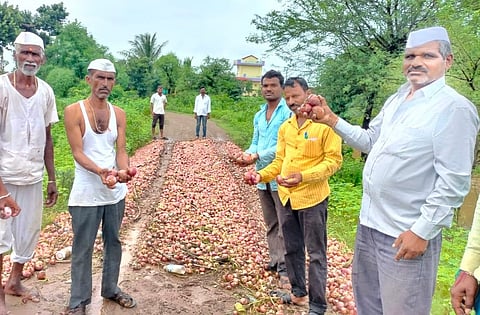 वळती येथील शिंदे मळ्यात नरहरी शिंदे या शेतकऱ्याच्या बराकीतील कांदे मुसळधार पावसाने वाहून गेले. (छाया : किशोर खुडे)