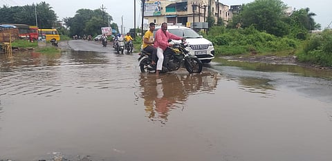 राजगुरूनगरमधील वाडा रस्त्यावर गणेश वैभव इमारत परिसरात गुरुवारी (दि. ८) असे पाणी साठले होते.