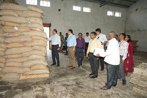 वखार महामंडळाच्या गोदामांस भेट देऊन माल साठवणुकीची माहिती घेताना केंद्रिय अन्न सचिव सुधांशू पांडे. समवेत वखार महामंडळाचे अध्यक्ष दिपक तावरे व अन्य अधिकारी.
