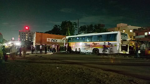 हडपसर-सासवड रस्त्यावर शिवशाही बस आणि कंटेनरचा भीषण अपघात: एक ठार