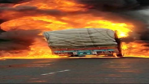 नाशिक : मुंबई आग्रा महामार्गावर द बर्निंग ट्रकचा थरार, टायर फुटल्याने घेतला पेट