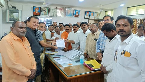 Dhule : हिरे वैद्यकीय महाविद्यालयाचे प्रभारी मोरे यांना शिवसेनेचा घेराव, रुग्णालयातील समस्यांचा वाचला पाढा