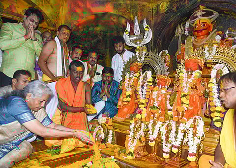 केंद्रीय अर्थमंत्री निर्मला सीतारामन श्री खंडोबा दर्शनासाठी जेजुरीगडावर