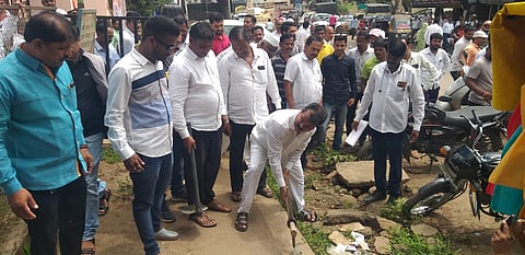राजगुरूनगर : संतप्त नागरिकांची पंचायत समितीच्या अतिक्रमणावर धाव, अतिक्रमण असलेले बांधकाम तोडीत तीव्र आंदोलनाची सुरुवात