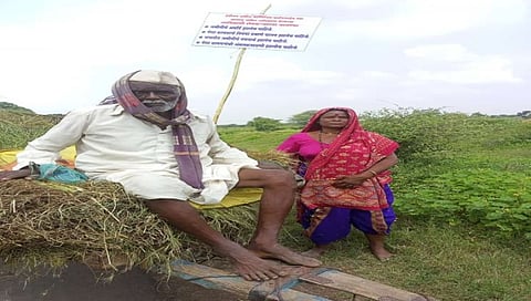 धुळे : न्यायासाठी शेतकऱ्यांचा ४५ किलोमीटर बैलगाडीसह पायपीट करीत मोर्चा