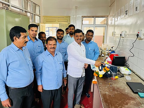 वरवंड येथे मिल्को स्क्रीन मशिनचे उद्घाटन करताना कात्रज दूध संघाचे उपाध्यक्ष राहुल दिवेकर व कर्मचारी वर्ग.