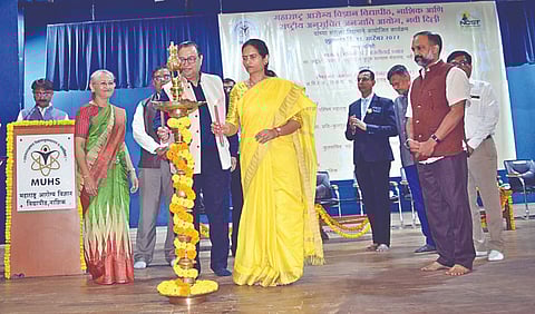 नाशिक : आरोग्य विद्यापीठामध्ये आयोजित कार्यक्रमाप्रसंगी दीपप्रज्वलन करताना राज्यमंत्री डॉ. भारती पवार, समवेत डॉ. माधुरी कानिटकर, डॉ. भरत केळकर, मिलिंद थत्ते, डॉ. मिलिंद निकुंभ, डॉ. राजेंद्र बंगाळ आदी.