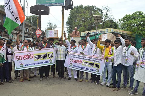 जळगाव :महागाई विरोधात छेडण्यात आलेल्या आंदोलनात सहभागी राष्ट्रवादी जिल्हा युवक काँग्रेसचे कार्यकर्ते व पदाधिकारी. (छाया: चेतन चौधरी)