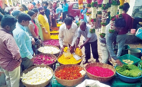 पिंपरी : बाजारपेठेत खरेदीचा उत्साह, पुजा साहित्य व सजावट साहित्याला चांगली मागणी