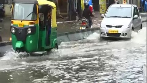 Heavy rain : मुसळधार पावसानंतर बंगळुरूमध्ये जिकडे-तिकडे पाणीच पाणी