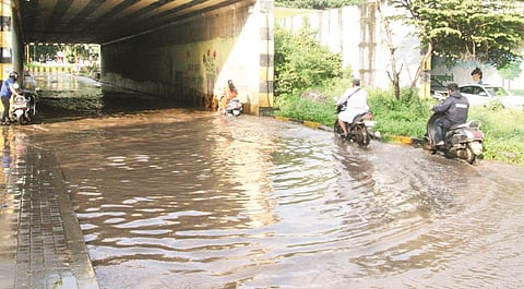 आकुर्डी रेल्वे बोगद्यातील खड्ड्याचा नाही थांगपत्ता