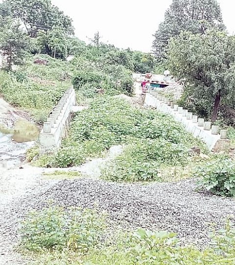 पूल असून अडचण, अन् नसून खोळंबा ! निमजेवाडी येथील रस्ता एकीकडे अन् पूल भलतीकडे