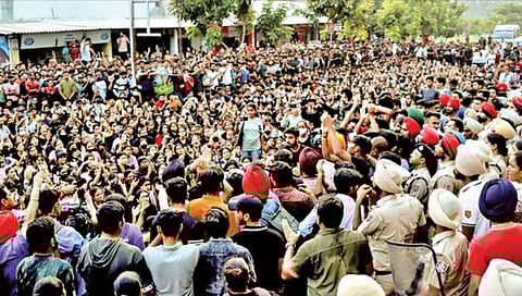 विद्यार्थिनींच्या आक्षेपार्ह व्हिडीओ प्रकरणाची महिला आयोगाकडून दखल; आंदोलन सुरूच