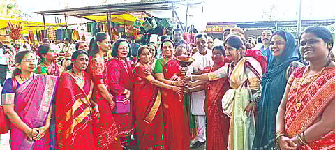 चांदवड : ‘बये दार उघड’ मोहिमेचा प्रारंभ करताना शिवसेनेच्या नेत्या डॉ. नीलम गोर्हे, ज्योती ठाकरे, जयंत दिंडे, आदी. (छाया : सुनील थोरे)