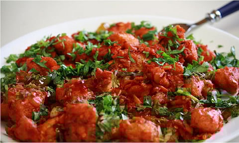 चिकन ६५ : चकना, मेनकोर्स, स्टार्टर कशालाही चालणारा हा पदार्थ शोधला तरी कुणी?