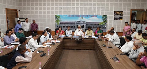 नाशिक : औद्यागीक आढावा बैठकीत मार्गदर्शन करताना पालकमंत्री दादा भुसे. समवेत लोकप्रतिनिधी व उद्योजक.