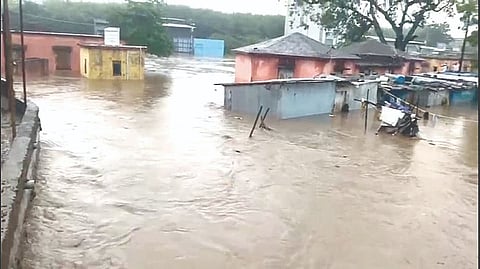 मालेगाव : सोमवारी खडकी नाल्याला आलेल्या पुरात दरेगावमधील बहुतांश परिसर असा पाण्याखाली गेला होता.