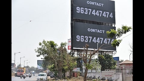 चिखली, मोशी परिसरातील विनापरवाना फलकांवर कारवाई