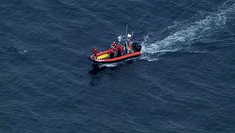 हवाई आणि तटरक्षक दलाचे कर्मचारी बेपत्ता ९ जणांचा शोध घेताना.