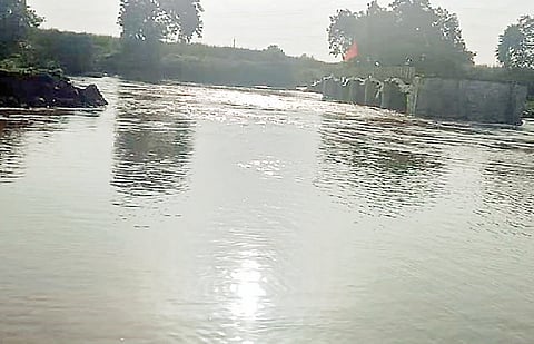 करपरावाडीला पडला पुराच्या पाण्याचा वेढा