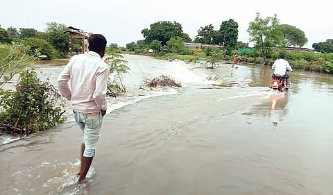 गुंडेगाव परिसरात मुसळधार; शाळांना सुटी