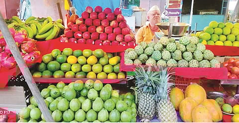 आंब्याचा हंगाम संपल्याने अन्य फळांना मागणी