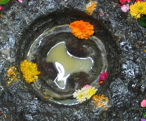 त्र्यंबकेश्वर : आद्य ज्योतिर्लिंग भगवान त्र्यंबकराजाच्या शिवलिंगाची रचना.