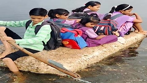 गंगापूर तालुक्यातील भिवधानोरा येथील विद्यार्थी तराफ्यावर बसून जीव धोक्यात घालून शाळेत ये- जा करतात.