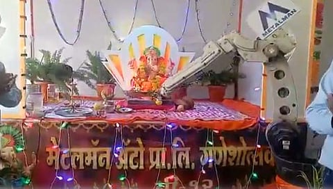 रोबोटच्या हस्ते आरती