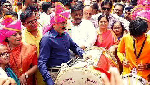 गणपती विसर्जन मिरवणूकीची गिरीश महाजन यांनी ढोल वाजत केली सुरूवात
