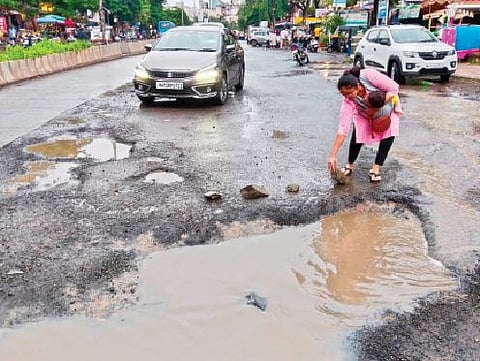 पाऊस थांबला अन पालिकेची अब्रू वाचली…….. पुणेकर संकटात असताना राजकीय पक्ष गुंतले राजकारणात