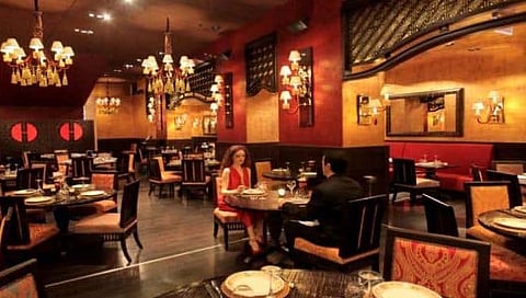 वेटरला टीप म्हणून दिले अडीच लाख आणि आता परत मिळण्यासाठी ग्राहकाची कोर्टात धाव