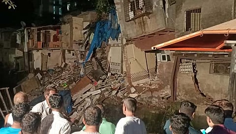 मुंबई : विलेपार्लेत ७ घरे कोसळली; महापालिकेने झाेपडीधारकांचे स्थलांतर केल्याने जिवितहानी टळली