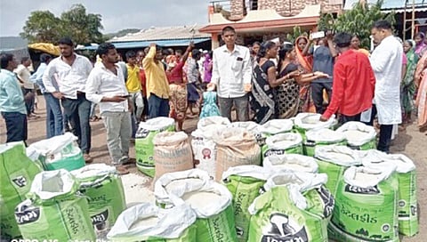 गडगडसांगवी : येथे ग्रामस्थांनी पकडलेले रेशनचे धान्य.