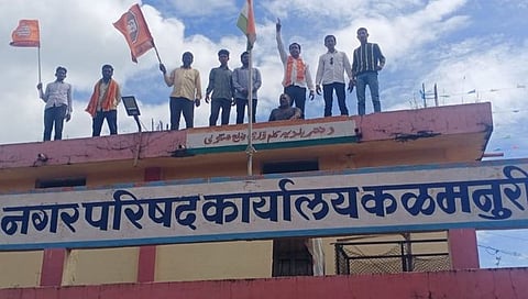 हिंगोली : घरकुलच्या हप्त्यांसाठी मनसेचे सिने स्टाईल आंदोलन