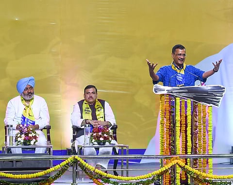 आम आदमी पक्षाच्या राष्ट्रीय परिषदेत बाेलताना अरविंद केजरीवाल.