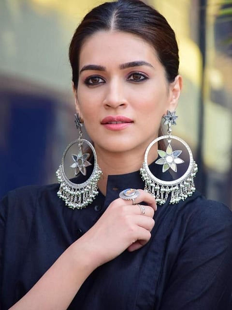 सणासुदीला झकास दिसायचं आहे ? मग इयररिंग्जचा हा ट्रेंड जरूर फॉलो करा