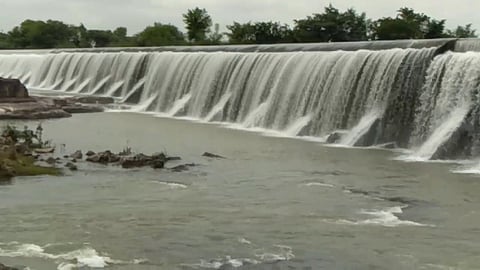 संगमनेर : पावसाने ओझरचा बंधारा झाला ओव्हरफ्लो