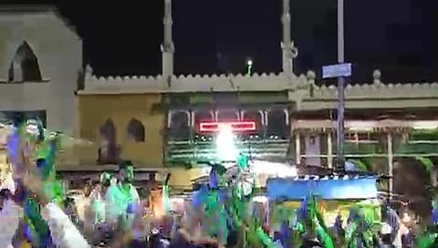 मिरजेत गणेशोत्सवात हिंदू-मुस्लीम ऐक्याचे दर्शन; दर्ग्यासमोर गणेशाचे आगमन होताच डॉल्बीवर वाजली कव्वाली