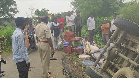 नांदेड : आठवडी बाजारासाठी जाणारा टेम्पो उलटला; ३ व्यापारी ठार, ११ जण जखमी