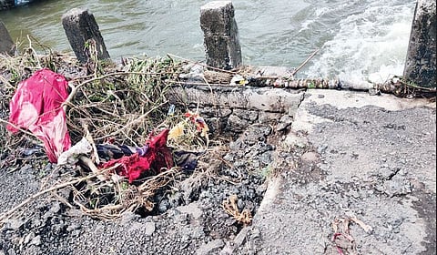 मुळा नदीवरील पुलाचा स्लॅब कोसळल्याने भिती