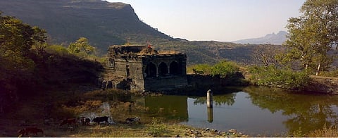 शिरूर : ‘मुल्हेर’वर पुन्हा बसविल्या तोफा, गहाळ झालेल्या तोफांचा सह्याद्री प्रतिष्ठानने घेतला शोध