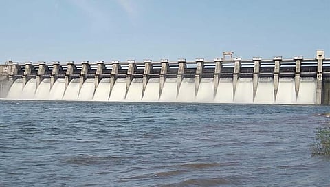 औरंगाबाद : नाथसागर धरणाचे आपत्कालीन सात दरवाजे प्रथमच उघडले; नदीकाठाच्या गावांना सतर्कतेचा इशारा