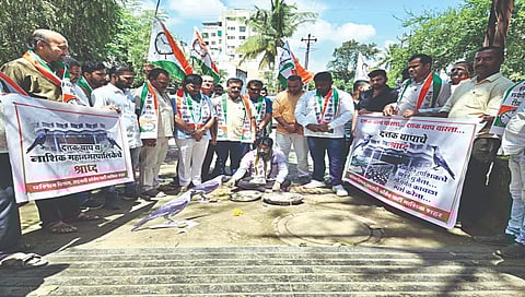 नाशिकमध्ये राष्ट्रवादीकडून खड्ड्यांचे श्राद्ध