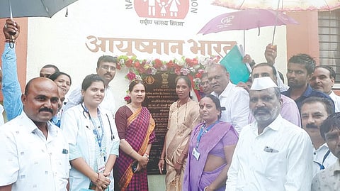 मालेगाव : प्राथमिक आरोग्य केंद्र व कर्मचारी निवासस्थानाचे लोकार्पण करताना केंद्रीय आरोग्य राज्यमंत्री डॉ. भारती पवार यांसह लोकप्रतिनिधी आणि आरोग्य अधिकारी.