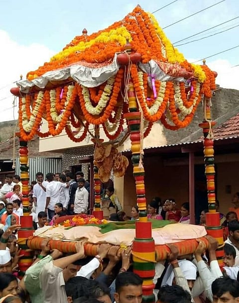 सुपा : तुळजाभवानीचा पलंग भक्तांच्या भेटीला