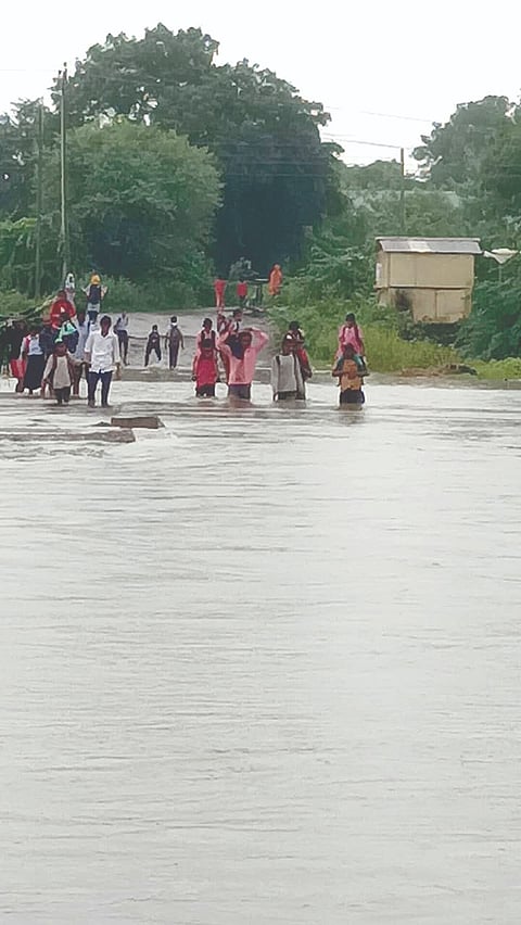 मालेगाव : परसूल नदीवर पूल नसल्याने ग्रामस्थांना असे पाण्यातून मार्गक्रमण करावे लागते.